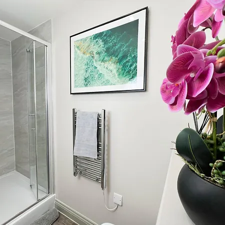 Royale - Rose Platinum * Leeds (West Yorkshire)